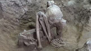 Estudo revela que caçadores-coletores na Ásia já preservavam seus mortos com fumaça 12 mil anos atrás, muito antes dos faraós egípcios