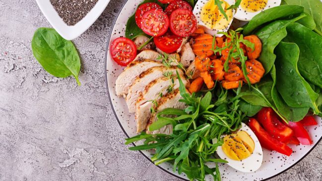 Conheça a lista de frutas, peixes e outros ingredientes que melhoram a função cerebral, segundo a ciência