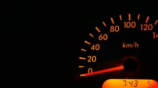 Dirigir acima de 120 kmh economiza só 4 segundos, alerta professor
