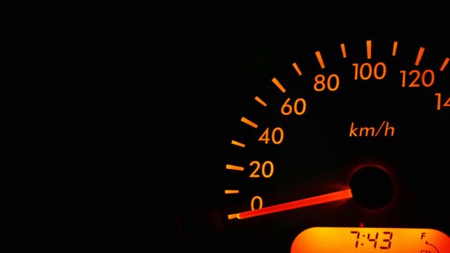 Dirigir acima de 120 kmh economiza só 4 segundos, alerta professor