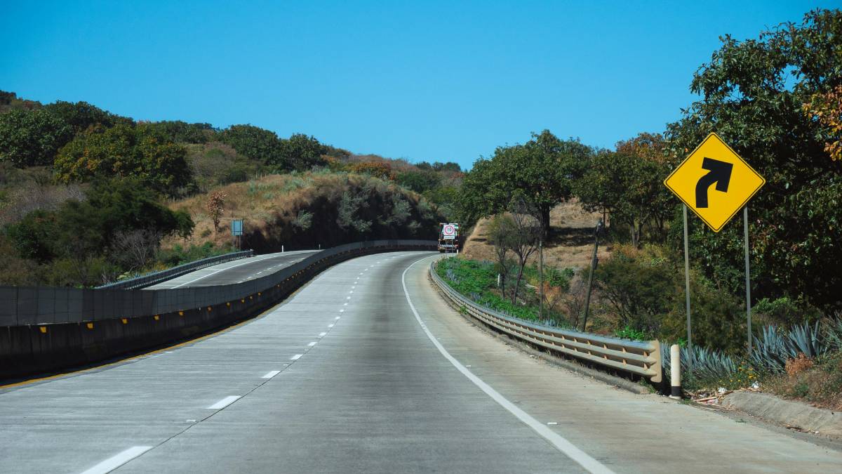 Os limites de velocidade são de 80 km/h em vias de trânsito rápido, 60 km/h em vias arteriais, 40 km/h em vias coletoras e 30 km/h em vias locais