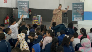 A atividade começa com a participação da contadora de histórias Camila Genaro