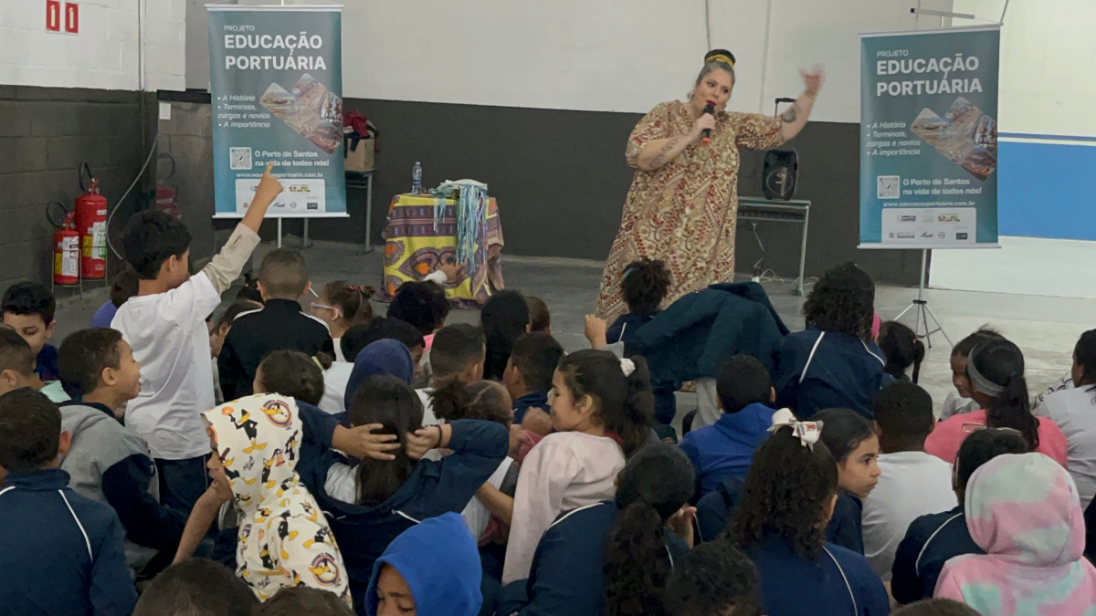 A atividade começa com a participação da contadora de histórias Camila Genaro