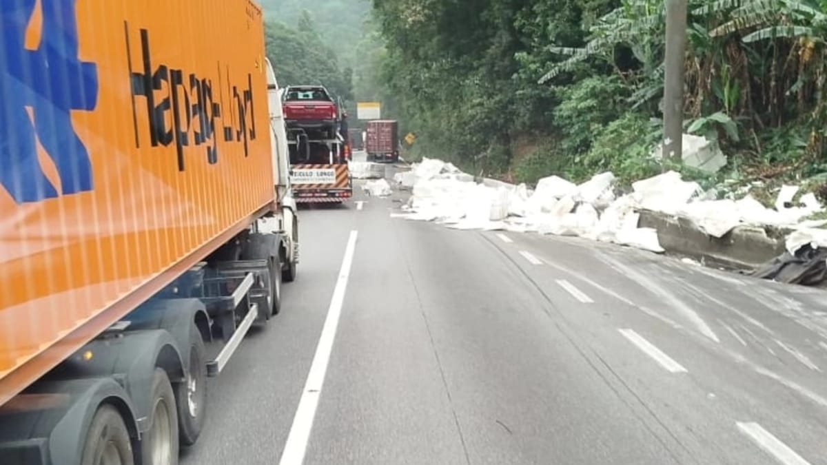 Acidente resultou no bloqueio da faixa 2 da rodovia, e os veículos ficaram parcialmente destruídos