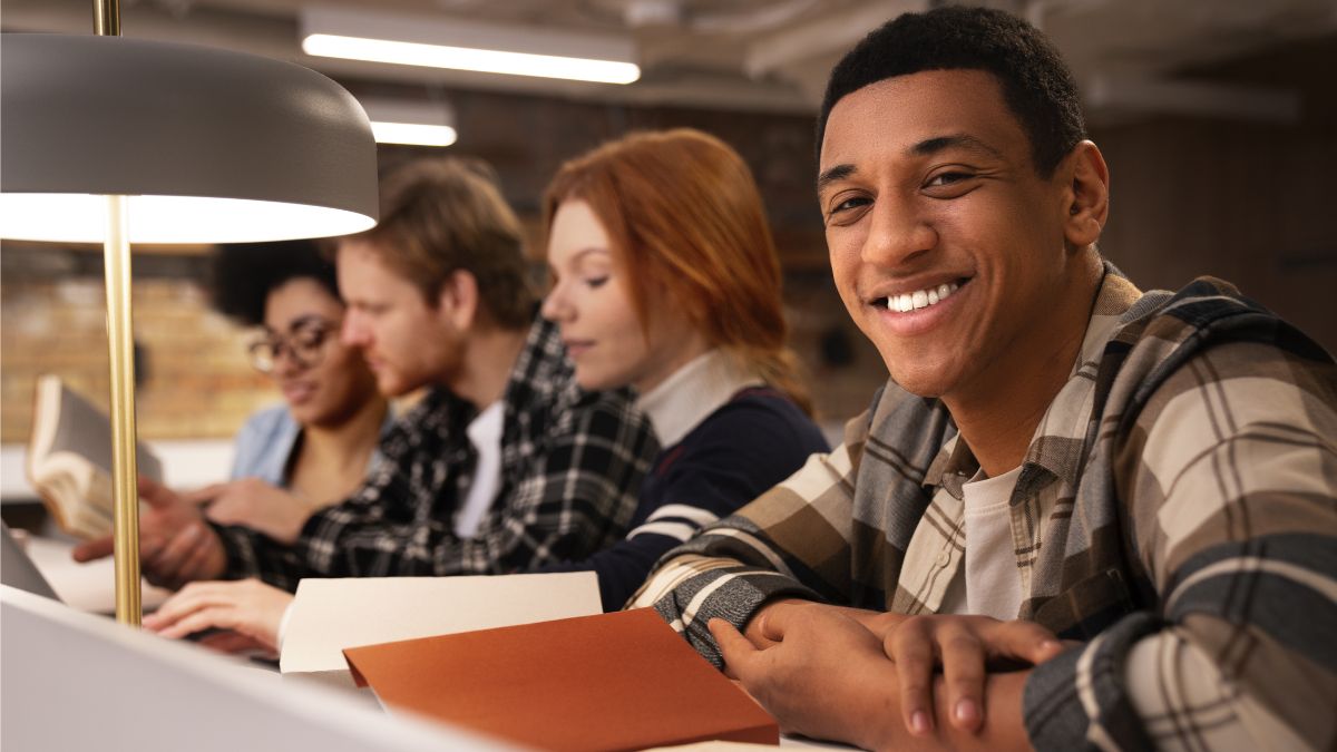 No Brasil, quem conclui a graduação recebe, em média, 148% a mais do que aqueles com apenas o ensino médio - Pexels