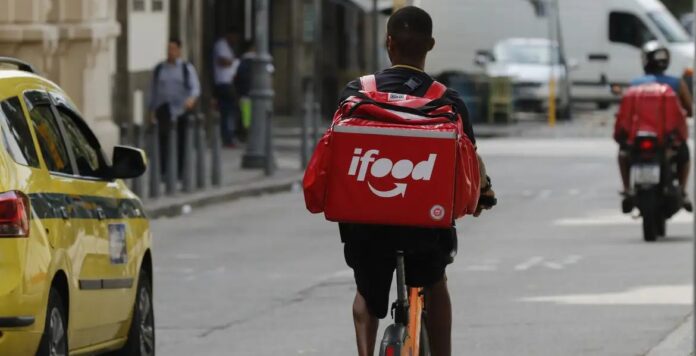 Entregador procurando endereço em rua movimentada