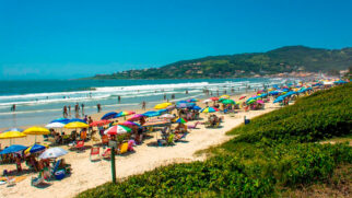 A Praia do Rosa é dividida em dois lados distintos, cada um com características únicas que agradam diferentes tipos de viajantes: