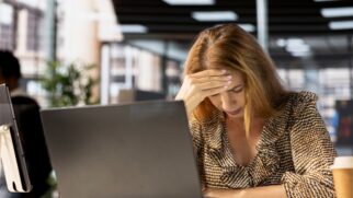 Número de profissionais que buscam tratamento medicamentoso para problemas emocionais cresce e alerta para impactos da pressão laboral