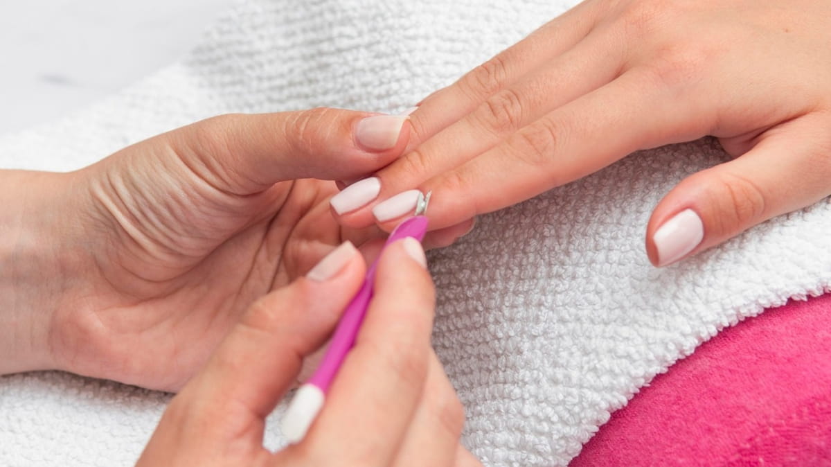 Segundo Lazzarini, o desgaste das unhas durante a aplicação pode causar danos agudos e permanentes, incluindo descolamento e inflamações