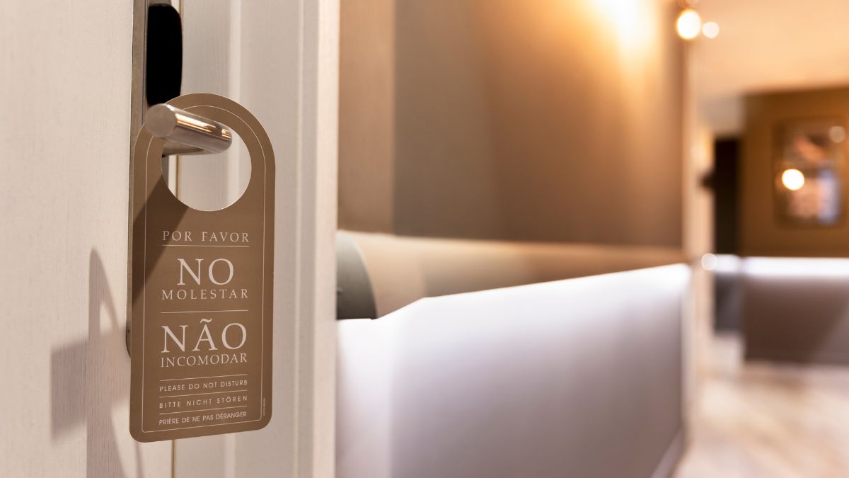 Tracy Walder, ex-agente do FBI, revela truques simples para garantir sua segurança em hotéis