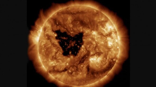 Com cerca de 300 mil quilômetros de largura, o buraco no Sol tinha espaço suficiente para enfileirar mais de 23 planetas Terra