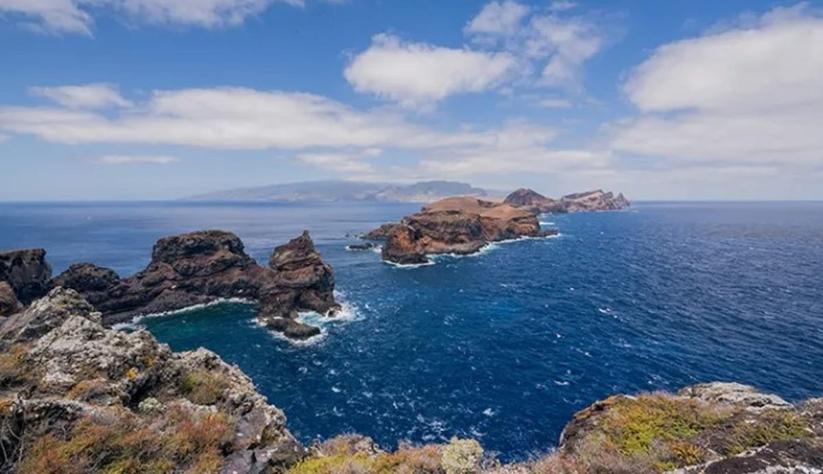 A Madeira é conhecida por seu clima temperado, com invernos raramente abaixo dos 15 °C e verões frescos graças à altitude e à influência marítima
