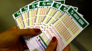 Ganhar na loteria uma vez já parece um golpe de sorte.