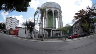A obra fez parte do sistema que levava água do Rio Pilões, em Cubatão, até o reservatório do Morro da Penha, garantindo pressão e regularidade no abastecimento