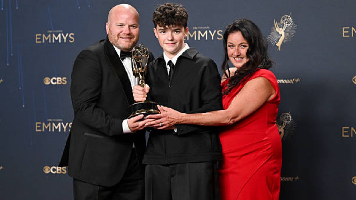 Owen Cooper comemora sua conquista histórica no Emmy 2025 ao lado dos pais, que o acompanharam em sua trajetória desde as primeiras audições/ Gilbert Flores/Getty Images