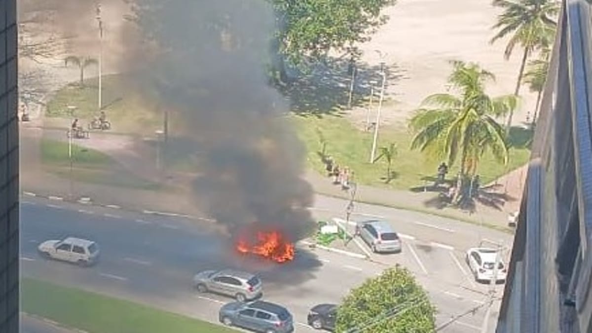 Veículo pega fogo na Avenida Presidente Wilson