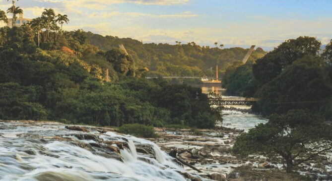O nome 'Piracicaba', de origem tupi, significa 'lugar onde o peixe para', em referência às quedas d'água que dificultavam a passagem dos cardumes