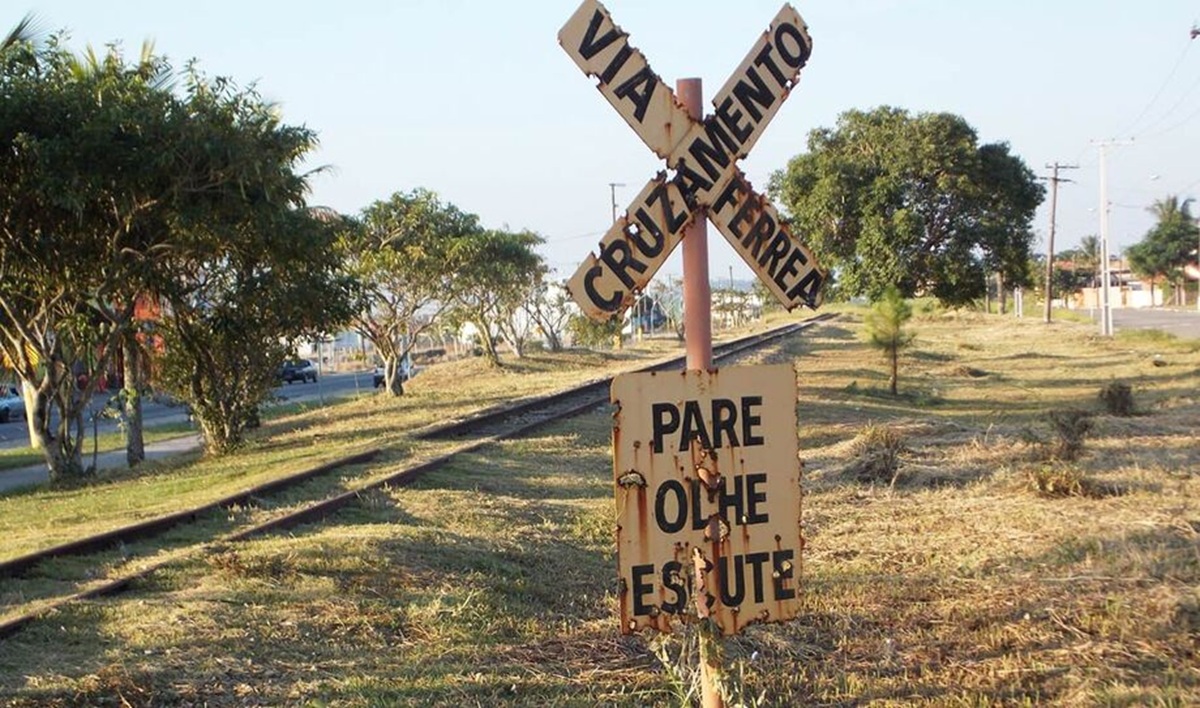 Uma ferrovia histórica e abandonada pode receber trem e VLT no litoral de São Paulo / Márcio Ribeiro/DL