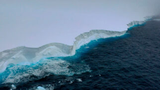 O maior iceberg do mundo, conhecido como A23a, está se desintegrando em ritmo acelerado, segundo alerta de cientistas do British Antarctic Survey (BAS).
