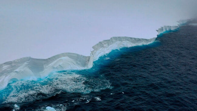O maior iceberg do mundo, conhecido como A23a, está se desintegrando em ritmo acelerado, segundo alerta de cientistas do British Antarctic Survey (BAS).