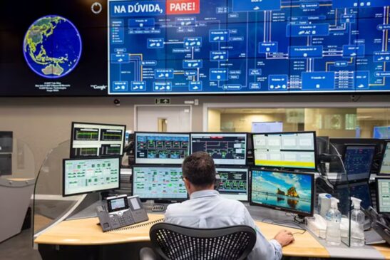 Para tentar conter o problema, a Transpetro mantém um centro de controle onde técnicos monitoram em tempo real