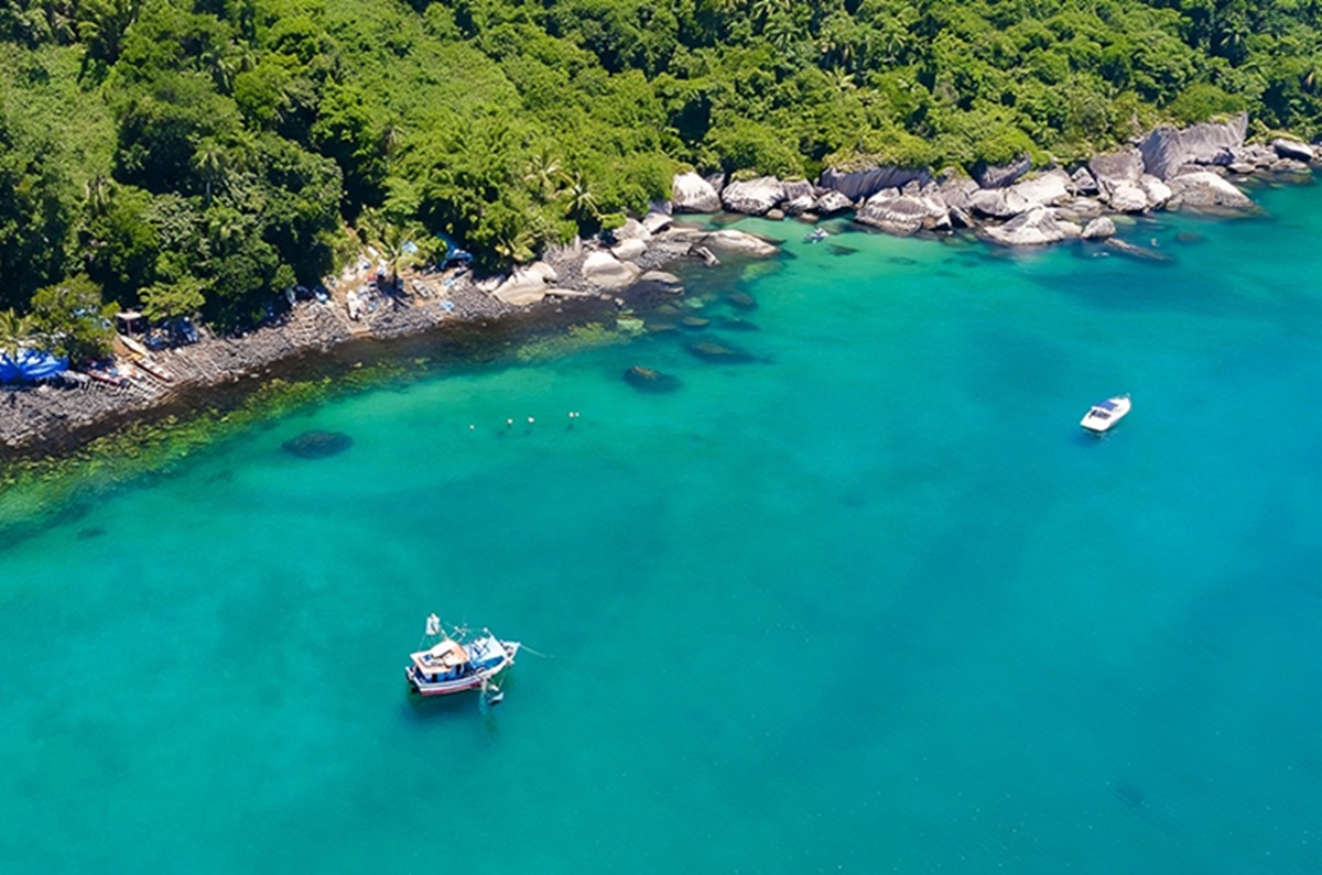 Montão do Trigo, em São Sebastião, é um refúgio de águas cristalinas e lendas de piratas (Divulgação/PMSS)