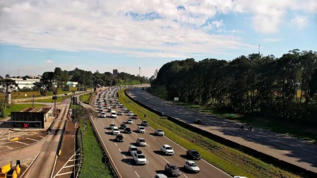 A Rodovia Imigrantes tem congestionamento do km 16 ao 14 e também entre os km 59 e 52, ambos no sentido São Paulo.
