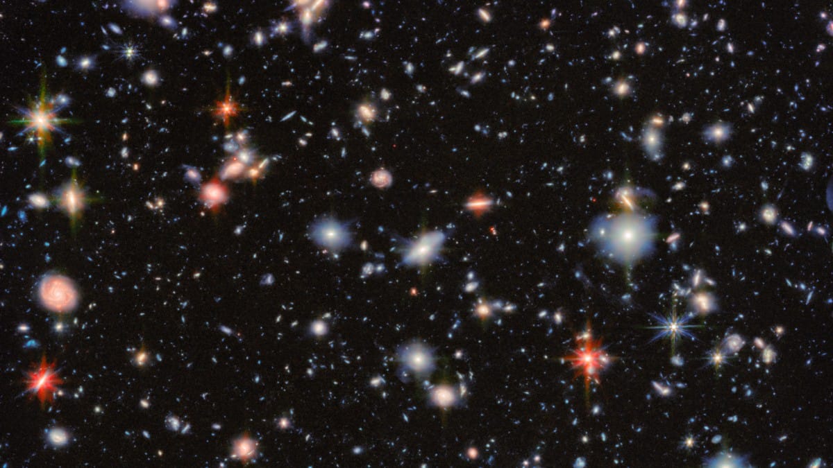 Com o olhar do Webb, esse campo legado se revela de um jeito totalmente novo: galáxias antes escondidas aparecem, trazendo insights incríveis sobre como as primeiras estruturas do cosmos se formaram / ESA/Webb, NASA & CSA, G. Östlin, PG Perez-Gonzalez, J. Melinder, Colaboração JADES, M. Zamani (ESA/Webb)
