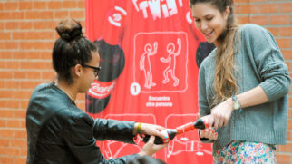 A Coca-Cola lançou uma ação de marketing criativa voltada ao ambiente universitário: a campanha Friendly Twist.