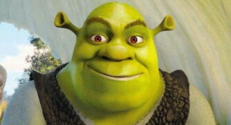 No filme, a princesa Fiona escolhe viver com Shrek por amor genuíno, apesar da rejeição que ele sofria por sua aparência