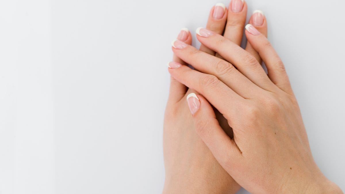 Um estudo publicado na revista Frontiers in Psychology demonstrou que sessões de manicure aumentam emoções positivas e sensação de vitalidade / Freepik