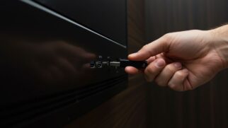 Embora à primeira vista pareça um detalhe menor, esse conector permite diversas funções além do esperado