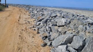 Região agora tem um grande cordão de pedras, que modificou a paisagem