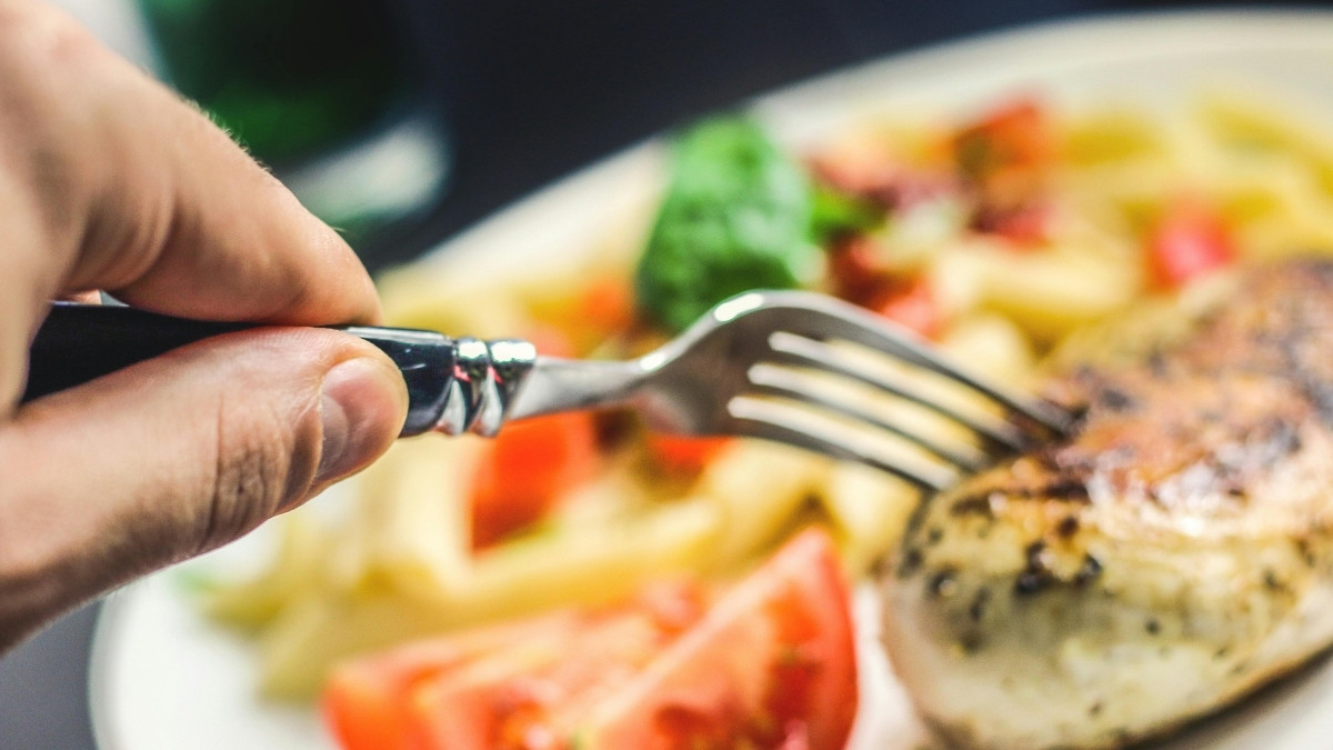Uma dieta nutritiva ajuda a manter os cabelos sempre incríveis / Pexels