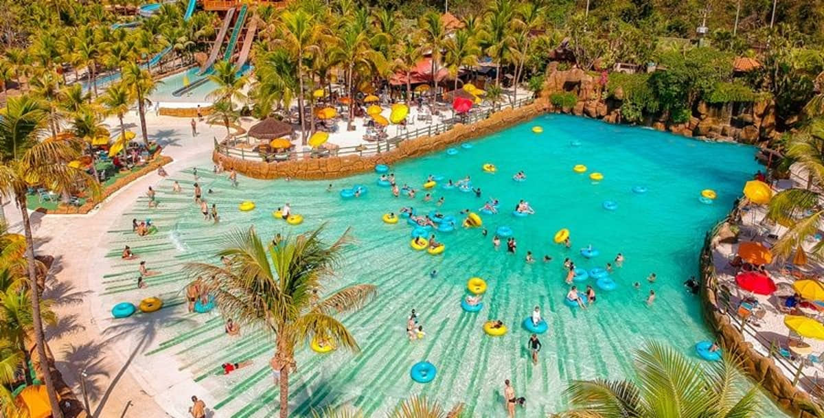 A piscina de ondas é uma das mais de 50 atrações do parque aquático