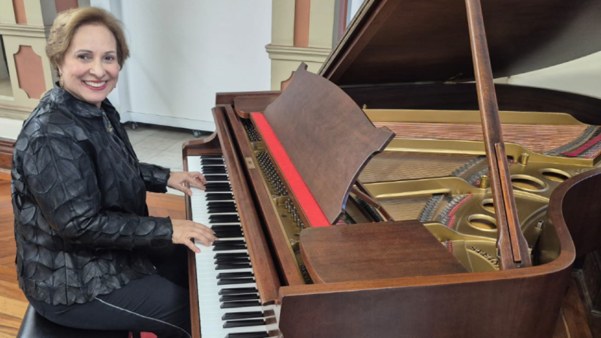 Lucimeiry interpreta clássicos da música internacional e da canção brasileira