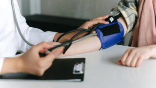 Entre os 60 e 70 anos, manter a pressão arterial sob controle torna-se um verdadeiro escudo contra problemas graves