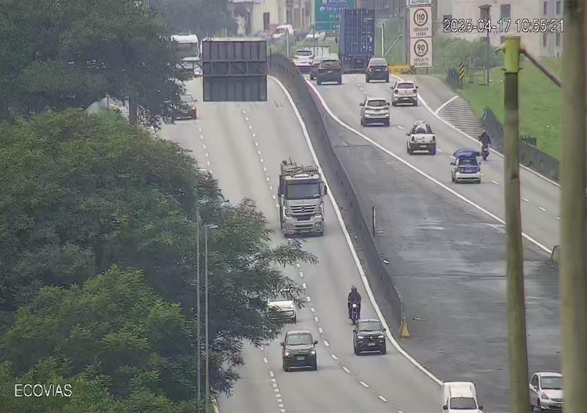 A Rodovia Anchieta apresenta lentidão em dois pontos distintos no sentido capital: do km 13 ao 10 e do km 18 ao 17, reflexo do aumento no volume de veículos que retornam do litoral