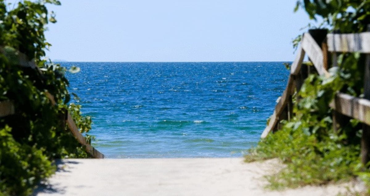 Para reforçar a confiabilidade do ranking, o levantamento destacou apenas praias que atenderam a padrões internacionais de qualidade da água, segurança, serviços e educação ambiental