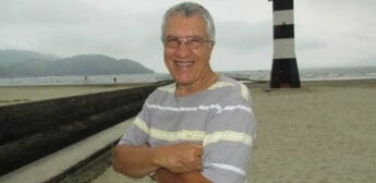 Rica Mota posa para foto na praia de Santos, antes de sofrer o AVC
