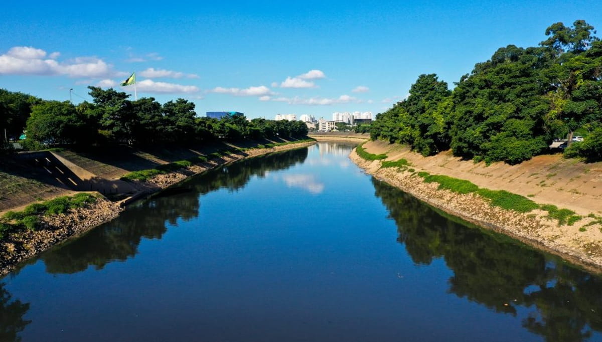 A PPP contemplará serviços de limpeza e retirada de macrófitas, operação e manutenção de barragens e polders, além da ampliação da retirada de lixo superficial
