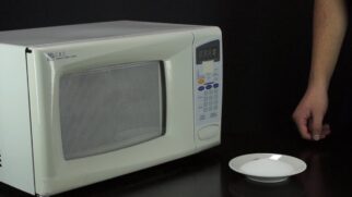 Esse truque pode ajudar a manter limpo seu micro-ondas