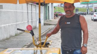 Henrique já tem diversos clientes fiéis que o esperam passar de bicicleta nas ruas da cidade