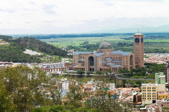 Aparecida é famosa por abrigar o Santuário Nacional de Nossa Senhora Aparecida