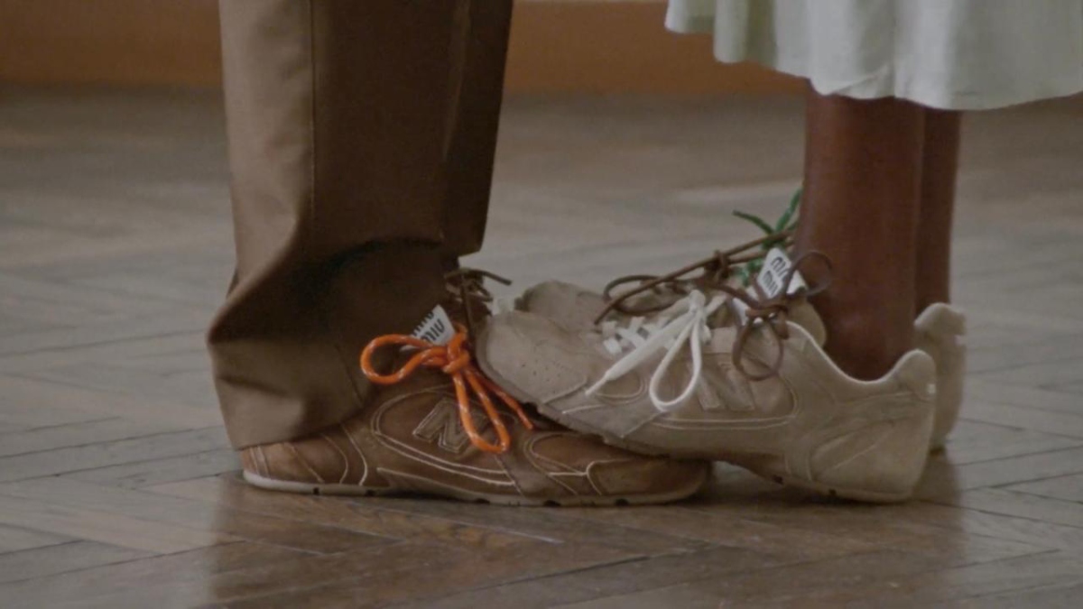 Descubra por que o tênis caramelo se tornou o novo pretinho básico no mundo da moda