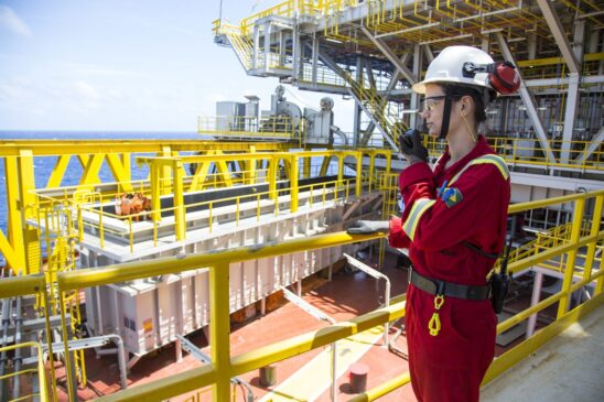 Trabalho embarcado em plataformas de petróleo rendem boa remuneração e benefícios