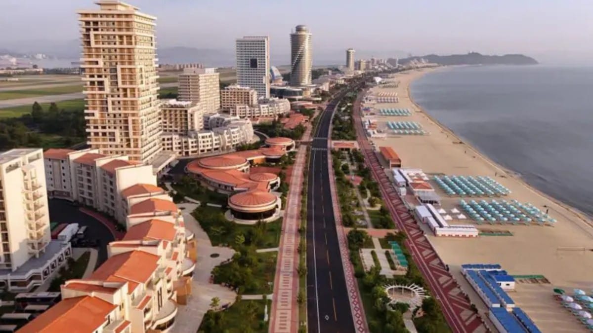 Vista aérea da Zona Turística Costeira de Wonsan Kalma / KCNA