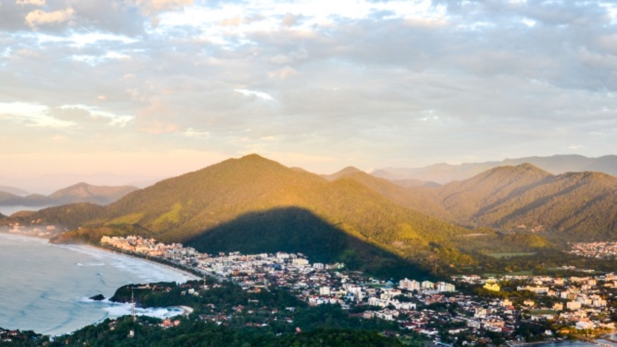 Ubatuba, no litoral norte, reflete a busca por contato com a natureza e rotina mais tranquila, tendência fortalecida após o avanço do trabalho remoto/ Luis Pavão/Divulgação