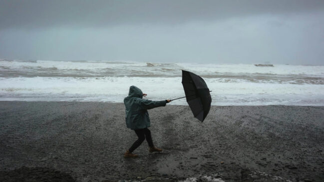 Não é recomendado adentrar o mar ou se aproximar das praias durante os períodos de vento forte