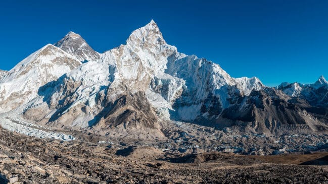 Imagine escalar o Monte Everest, o ponto mais alto da Terra.
